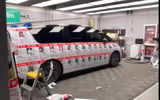 一辆理想MEGA车身贴满“寻亲启事” 车主：希望车衣早点被撕下来 !
