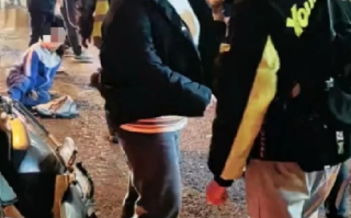 四川一公交撞倒多名学生 司机被控制 ！目击者：路沿比较窄，车子当时速度非常快 ！