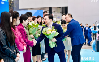比亚迪元UP集体交车：王传福亲自交付钥匙、送上鲜花 ！
