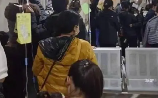 家长拍下凌晨的儿童医院 拔针也排队 ！网友：这届家长太难了……