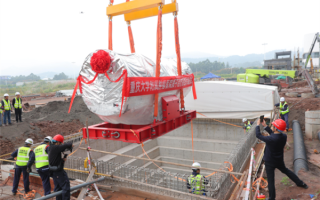 重达15吨！重庆首家质子治疗系统核心设备吊装成功 !