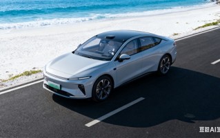 一新能源汽车高速上电量耗尽：2人慢车道上推车被撞身亡 ！