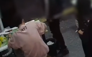 男子小料加太多遭店家辱骂追打 ！女店员直言：你每次都来，也加太多了，我们下次不卖了 ！
