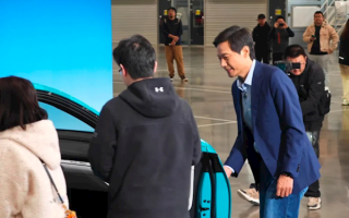 雷军颁发证书！SU7首位车主李晓林点赞小米汽车：为中国汽车工业争得荣誉 ！