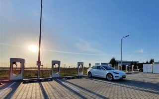 交通运输部：高速公路服务区充电桩覆盖率已达98.4% !
