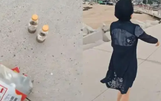 女子带大袋塑料瓶垃圾扔海里：路人质疑是污染，女子则解释称自己是好心！