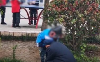 爷爷赶集给娃买裤子拿去学校让试穿 ！拍摄者：大小不合适，可以及时去集市上换 ！