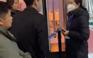 男子不满航班延误亮明网红身份维权：自称有280万粉丝，师弟是“垫底辣孩” ！