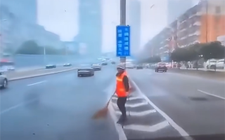 曝某智能辅助驾驶车辆径直冲向环卫工人：无视交规变道 画面诡异 ！