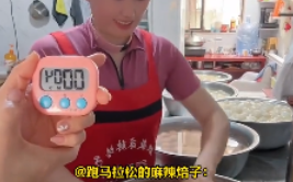 女子1分钟剥130个煮鸡蛋 ！网友：高手在民间！