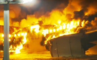 日本客机爆燃！滑行中炸成火球：机上近400人已全部撤离 ！