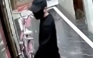 男子凌晨逐户试锁开门成功进入一户 ！警方：已确定嫌疑人身份，正在实施抓捕 ！