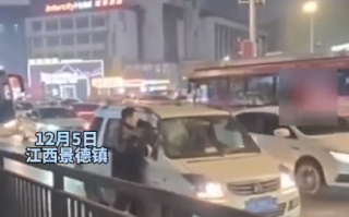 男子拿头盔砸私家车玻璃后被拖行 ！拍摄者:男子发现老婆和其他男子在车上 ！