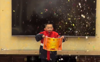 男孩期末得了奖状：家人拉横幅庆祝 ！