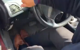 嫌疑人正晒太阳补觉被民警戴上手铐 ！网友：来自民警的专属“叫醒服务” ！