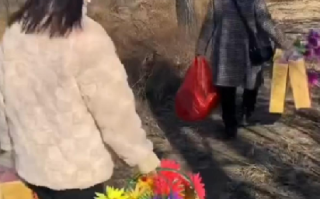 小木匠妻子带儿女到丈夫坟前祭拜：并告诉他劳荣枝被执行死刑的消息 ！