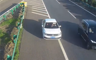高速错过路口竟直接倒车 女司机：不去主干道不就没有关系吗？