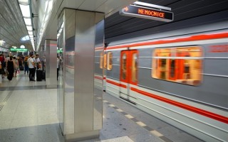 女子蹲坐车厢被摔倒男子压骨折 致十级伤残 起诉地铁方获赔15万 ！