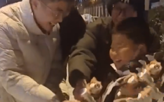 男孩拾金不昧被大学生塞娃哈哈感谢 ！男孩妈妈：说比我给他买的奶要甜 ！