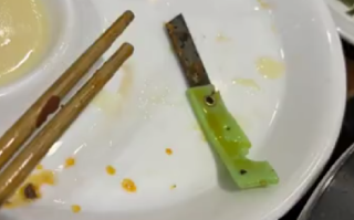 顾客吐槽火锅里吃出生锈小刀：刀柄都煮弯了，浮上来才发现 ！