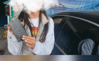 女子把手机遗忘车顶掉落高速 找到时已面目全非 ！
