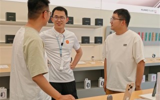 小米王腾现身华为门店探Pura 80 网友：格局拉满！