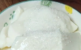 哈尔滨冰雪旅游火热：东北有早餐摊一天卖出50碗甜豆腐脑 ！