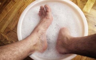 去除脚臭的有效措施（介绍消除脚臭的方法和技巧） ！