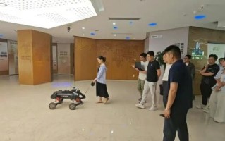智元研究院智能四足机器人“导盲犬”首秀：成功将盲人带到8楼 !