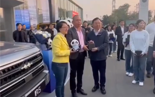 方程豹首车交付 比亚迪总裁王传福亲自递钥匙：让车主站C位合影 ！