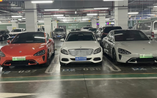 30万你买谁 小米SU7、奔驰C同框：完全两个时代的车 ！