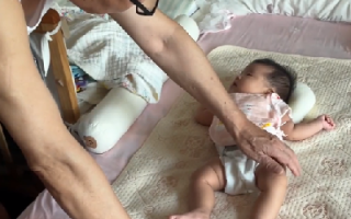 房东见证7年租客结婚生子帮带娃 网友：没有血缘的一家人 ！