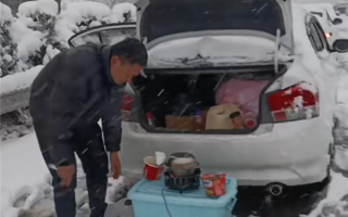 湖南暴雪车辆被堵高速一整夜 司机下车煮泡面羡煞旁人 ！