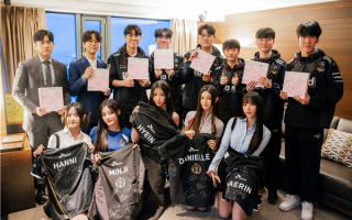 美女比心！T1和WBG与韩国女团newjeans交换队服、合影 ！