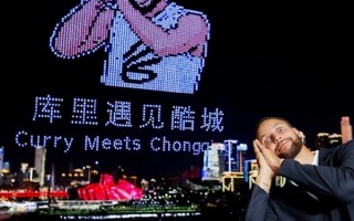 库里中国行首站重庆 5000架无人机组成“库里晚安”场景 本人惊呼“太疯狂了” !
