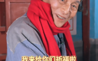 90岁老戏骨游本昌再穿济公服 新年为大家撞钟祈福 ！
