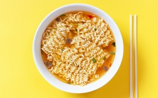 博主摆拍给住院婆婆吃泡面被行拘5日：账号永久关停 ！