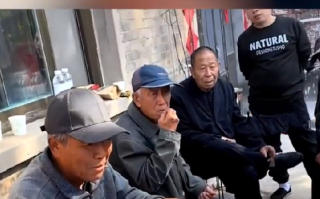 8人端3600个硬币给结婚好友随份子：给记账的大爷大妈们整懵了 ！