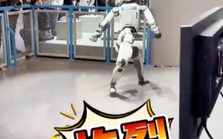 波士顿动力机器人CES大翻车：后空翻甩掉手、搬东西躺平在地 ！