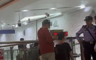 官方辟谣女孩地铁站遇人贩子！工作人员：“是她的姑姑，女子当时发病了” ！