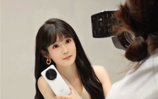 美女产品经理晒魅族Note 16定妆照：纯白机身 八边形镜头吸睛 ！