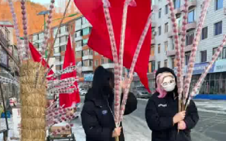 东北现“一米八”冰糖葫芦 ：吃的人要站在高处，从上到下一颗颗的吃 ！