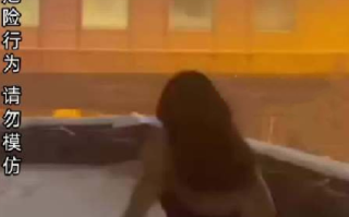 南方女生穿泳装在雪地里“游泳” ！​网友：终于知道什么叫“虎妞”了 ！