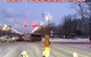 烟台暴雪后家长拉滑雪板接送小孩！​网友：不敢想自己坐上去会有多快乐 ！