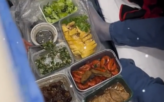 旅客在硬卧车厢吃饭：吃出满汉全席的气势 菜品很丰富 ！