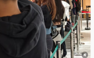 网友在日本机场偶遇章泽天 其卷发已经拉直 人群中超亮眼 !