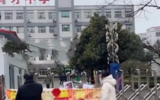 学生校内身亡家属讨说法反被拘 ！教育局:已排除刑事察件，家属采取的方式过激了 ！