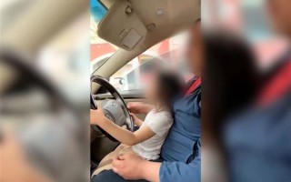 高速路上现2岁娃驾车 父亲一脸淡定！网友怒斥害人害己 ！