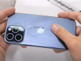 iPhone 15 Pro Max徒手掰弯暴力测试：后盖几秒就碎 ！