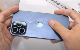 iPhone 15 Pro Max徒手掰弯暴力测试：后盖几秒就碎 ！